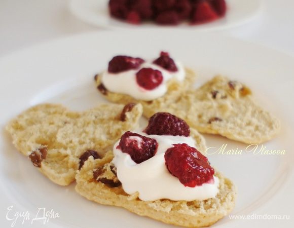 На одну половинку кейка положить взбитые сливки, фрукты и накрыть второй половинкой.