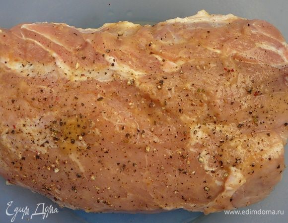 Приготовить маринад, смешав горчицу, лимонный сок, оливковое масло, соль и перец. Намазать мясо и оставить мариноваться на 3-4 часа.