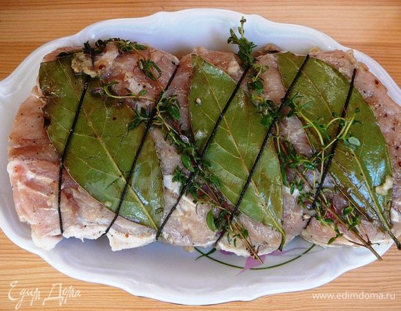 Когда мясо замаринуется, "запеленать" его в лавровые листики , чередуя их с веточками тимьяна. Перевязать кулинарным шпагатом.