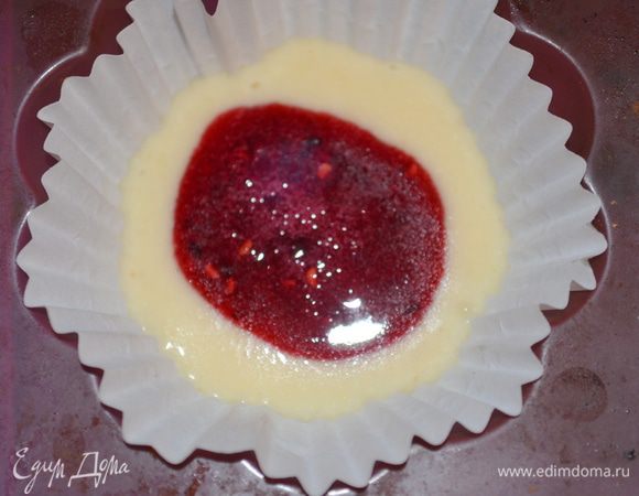 добавляем по 1 ч ложки джема или густого варенья