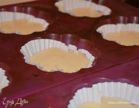 Сверху выкладываем еще тесто, так чтобы формочки были заполнены на 2/3.