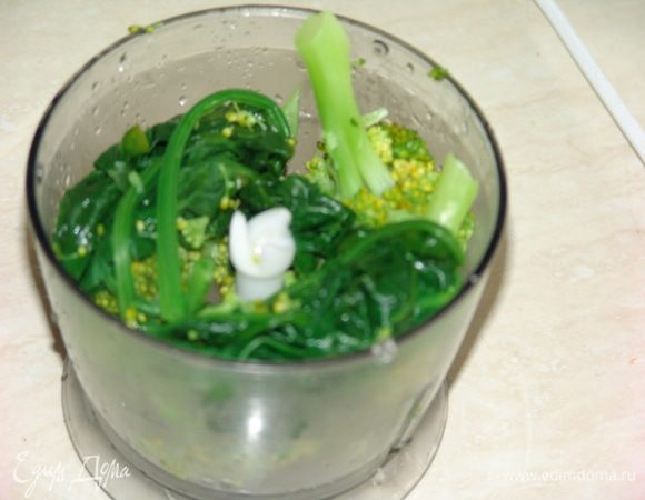 Брокколи разбираем на соцветия, отвариваем 3-5 минут. Бланшируем шпинат.