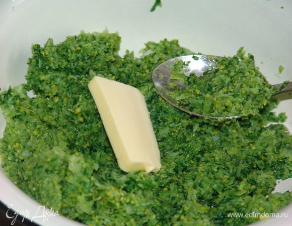 Кладем все в блендер, хорошо измельчаем. Добавляем сливочное масло. Отдельно взбиваем яйца, вводим брокколи и ложку муки, соль, перец.