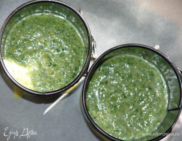 Выкладываем в формы для духовки (ставила в формы без дна на пергамент). Готовим 35-40 минут при 180С. Параллельно - обжариваем грибы и готовим в пароварке рыбное филе.