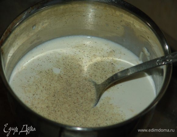 Готовим соус. В сливках растворяем тертый плавленный сырок, добавляем перец.