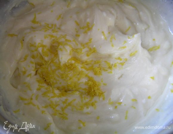 Для теста. Творог растереть с сахаром, размягченным сливочным маслом и яйцом. Добавить цедру лимона и ванилин, перемешать.