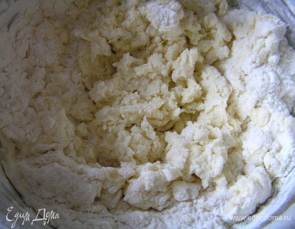 Постепенно всыпать муку, смешанную с солью и разрыхлителем, 