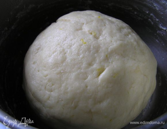 замесить тесто. Завернуть в пищевую пленку и убрать в холодильник на полчаса.