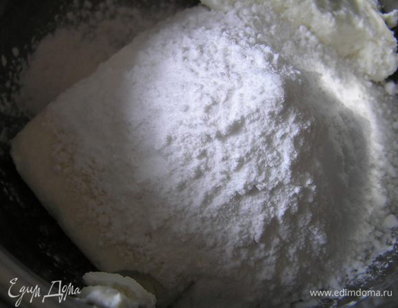 Для творожного крема. Творог растереть с сахарной пудрой и ванилином,