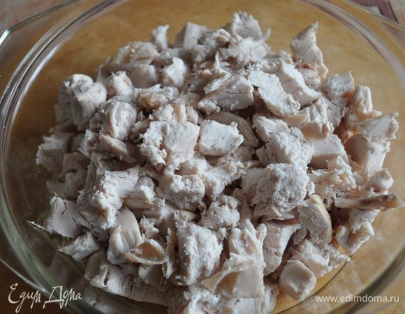 Отварную куриную грудку нарезать кубиками