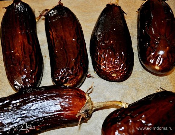 Готовые баклажаны вынуть из духовки, дать не много остыть