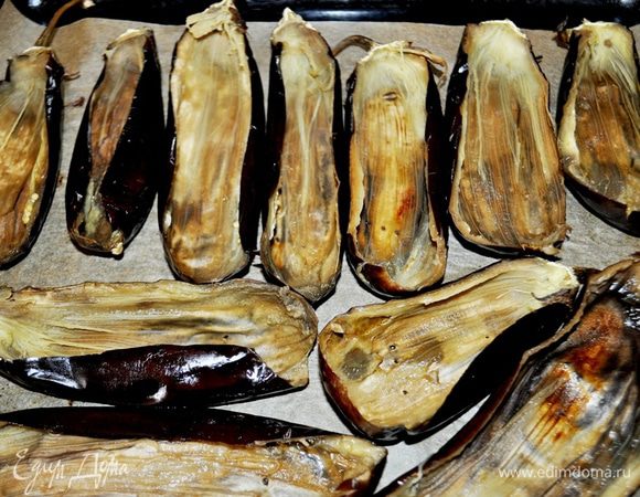 Баклажаны разрезать вдоль на половинки, аккуратно ложкой вынуть мякоть,оставив стенки, чтобы получились вот такие "лодочки"