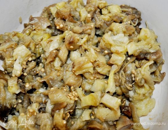 Мякоть баклажанов нарезать кубиками