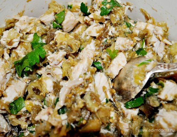 К куриной грудке добавить баклажаны,измельчённые петрушку и чеснок,посолить, поперчить по вкусу,перемешать