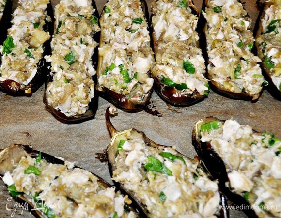 Полученной массой нафашироавать баклажанные "лодочки",уложить фаршированные баклажаны на противень