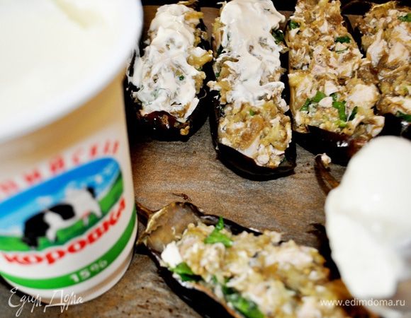 обильно смазать каждый баклажан сметаной и поставить в разогретую до 180-200С духовку на 35-40 минут.