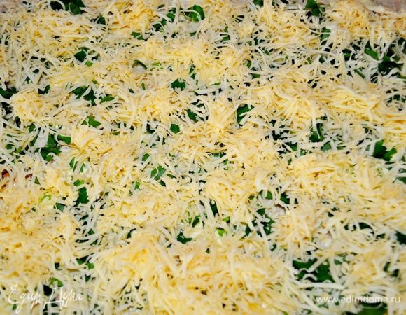 Лист лаваша намазать очень тонким слоем сливочного масла,сверху посыпать измельчённой петрушкой и тёртым сыром.