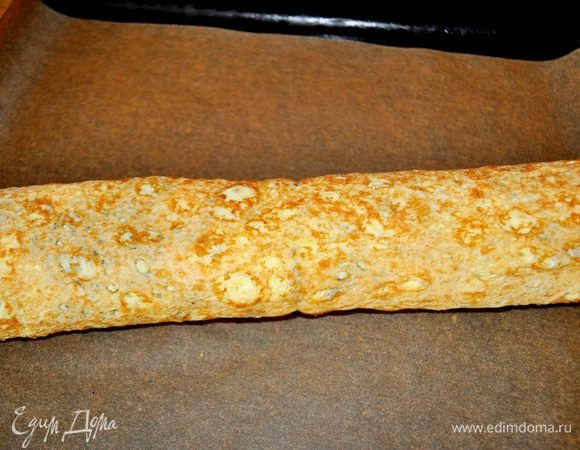 Свернуть в рулет.Противень застелить бумагой для выпечки,выложить на противень рулет и поставить в разогретую до 200С духовку на 8-10 минут.