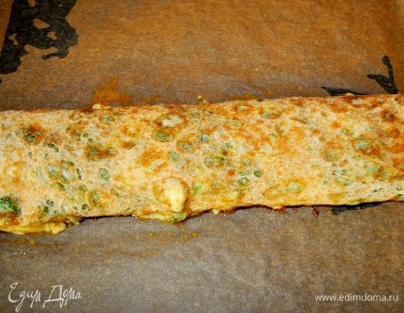 Готовый рулет вынуть из духовки.Накрыть полотенцем,убрать в сторону.Перед подачей нарезать на кусочки)
А тем временем..: