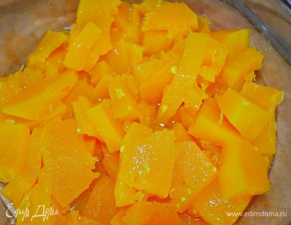 Тыкву нарезать произвольными кусками,посолить,добавить кусчек масла и запечь в духовке или в микроволновке до готовности (я запекаю в микро, 12 минут,при мощности 100).