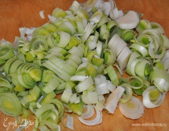 Порей нарезать тонкими колечками.