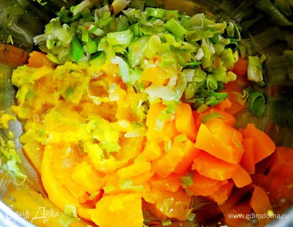 В сковороде разогреть сл.масло и обжарить в нём порей,помешивая 5-6 минут.
В кастрюлю положить готовую тыкву и обжаренный порей