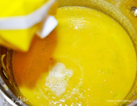 влить бульон,ещё раз взбить,
Поставить кастрюлю на огогнь,до вести до кипения и влить сливки,приправить,солью,перцем,сахаром,мускатным орехом по вкусу,довести до кипения,но не кипятимть.