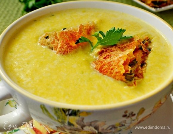 Горячий суп разлить по тарелками,в каждую тарелку сверху положить по два кусочка сырного рулета,украсить листиком петушки.
Ну очень вкусно! Приятного аппетита!