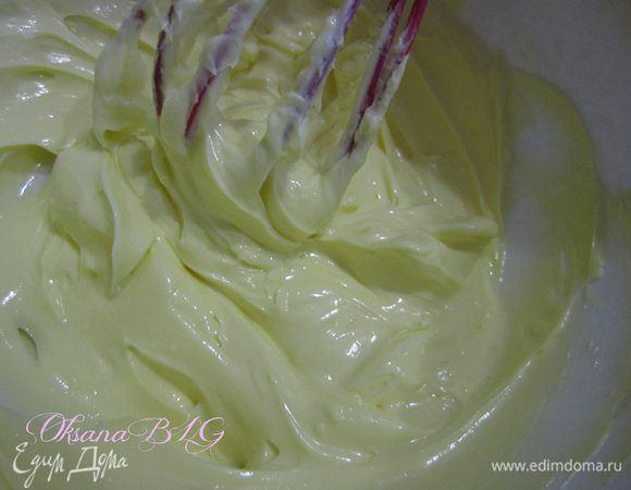 Масло немного растопить, размешать ,чтобы оно было однородным и без комочков.