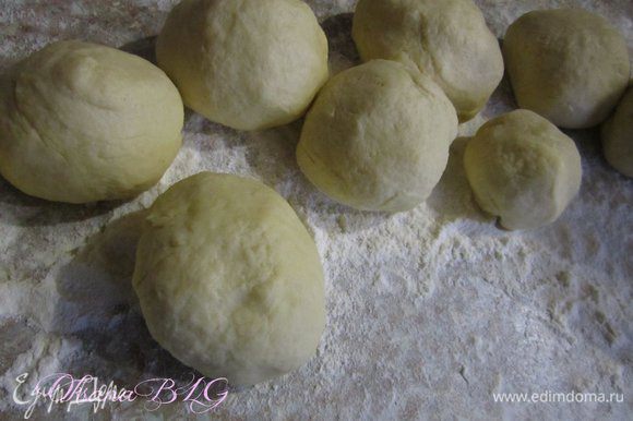 Тесто разделить на 8-12 шариков, в зависимости от желаемой формы и размера коржей.