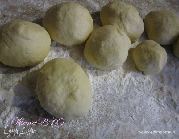 Тесто разделить на 8-12 шариков, в зависимости от желаемой формы и размера коржей.