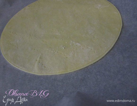 Тесто раскатать, очень тонко. противень застелить пергаментной бумагой, выложить тесто, наколоть вилочкой. Выпекать при температуре 190-200 градусов, до золотистого цвета.