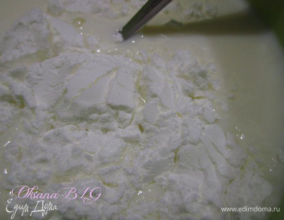 Для крема из молоко и крахмала сварить кисель. Стакан молока убрать, остальное молоко вскипятить. В стакан молока добавить крахмал, хорошо размешать чтобы не осталось крупинок, аккуратно ввести в кипящее молоко. Заварить кисель. 
