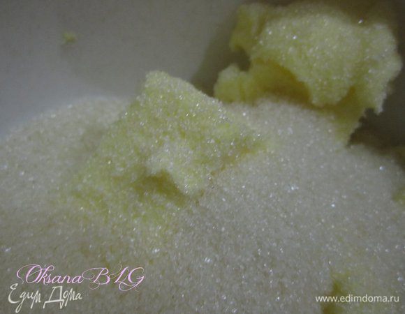 Масло и сахар или пудру растереть до бела. Количество масла в креме можно регулировать по вкусу, если вы любите более влажные торт, добавляйте 200 гр. масла, если суховатые берите 300 гр. масла.