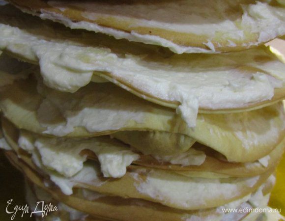 При выпечке таких коржей зачастую коржи получаются не ровные и при пермазывании торт получается совсем неровный. Это легко исправить)  Поставив на верх получившейся "башню" умеренно тяжелое блюдо или доску и немного прижав.