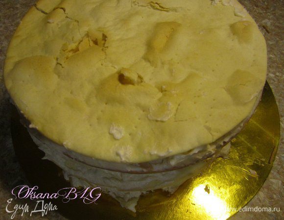 После такой "процедуры"  торт будет ровненьким.) Оставить торт пропитывать при комнатной температуре на 5-6 часов, только в умеренно жарком помещении. Если очень жарко, время сокращаем до 2-3 часов. затем отправить торт на 6-7 часов в холодильник для пропитки.