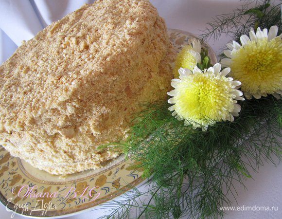 После пропитки торт покрыть любым кремом и присыпать поломанным коржом.