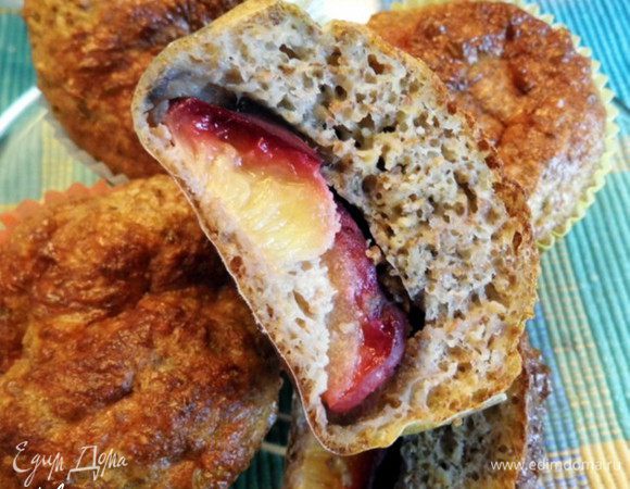 Убрать формочки из духовки. Кексики достать из формочек, оставив только бумажные. Накрыть их льняной салфеткой на 15 минут. Теперь можно снять бумажные вкладыши (а то после полного остывания бумажки присохнут к кексикам).  Всё готово. Приятного аппетита!
