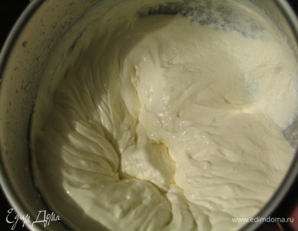 Для теста смешать все ингредиенты (без миксера) можно просто вилкой. Яблоки очистить, вынуть сердцевину и нарезать на тонкие пластинки