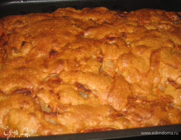 Выпекать в разогретом духовом шкафу (180-190 градусов) примерно 50 минут. Пирог готов: очень ароматный и сочный. Можно подать его с молочным коктейлем...очень удачное сочетание. Угощайтесь!