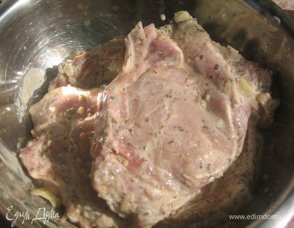 Мясо замариновать (желательно предварительно)