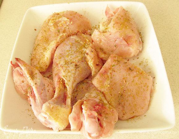 Кусочки курицы вымыть, обсушить, посолить, посыпать специями для курицы и дать промариноваться 15 минут.