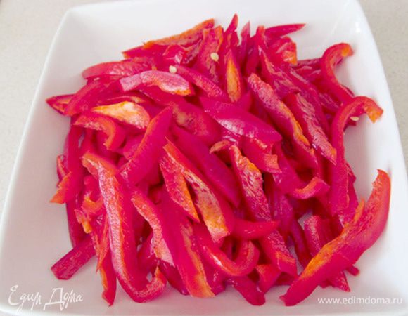 Перец нарезать соломкой