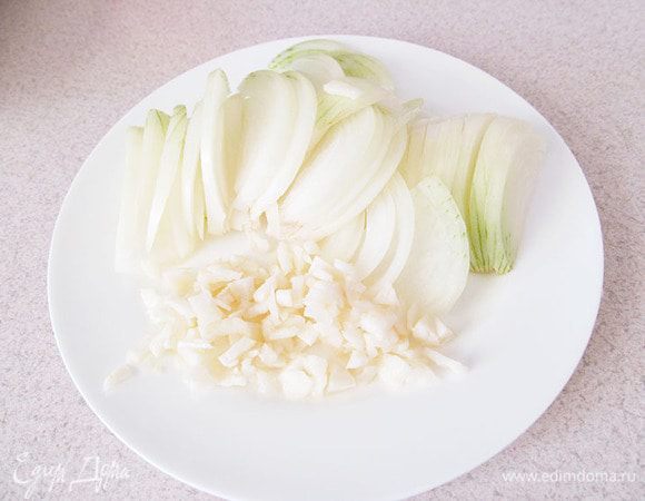 Чеснок измельчить ножом, лук нарезать соломкой.