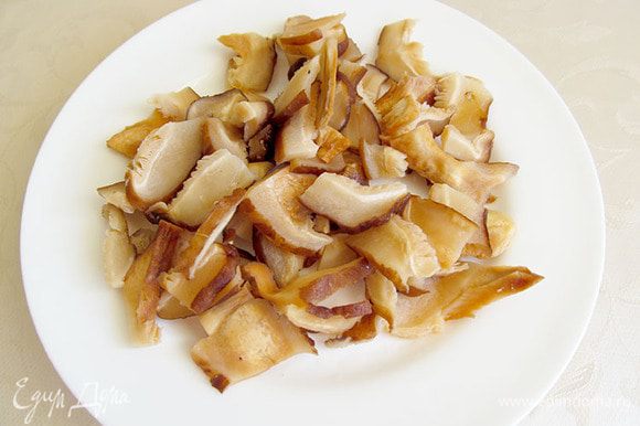 Сушеные белые грибы и шиитаке замочить в теплой воде на 15 минут. Затем нарезать пластинками.