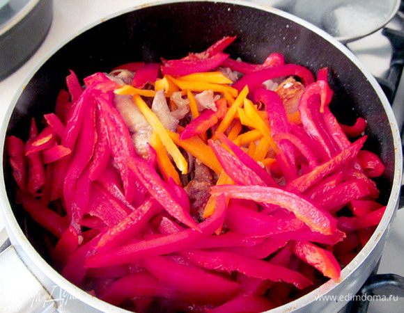 Добавить морковь и перец, посолить. Жарить до мягкости перца.
