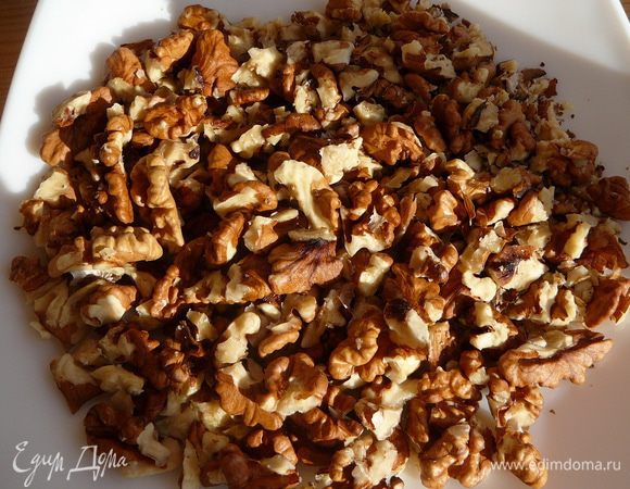 Орехи поломать кусочками или раздробить при помощи ступки или скалки.