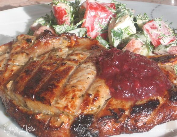 Для соуса: все ингредиенты измельчить (можно через мясорубку, либо в блендере). Готовое мясо полить сливовым соусом и подавать с овощами. Сладковато-острый соус из слив как нельзя кстати  подходит к свинине! Приятного аппетита! 