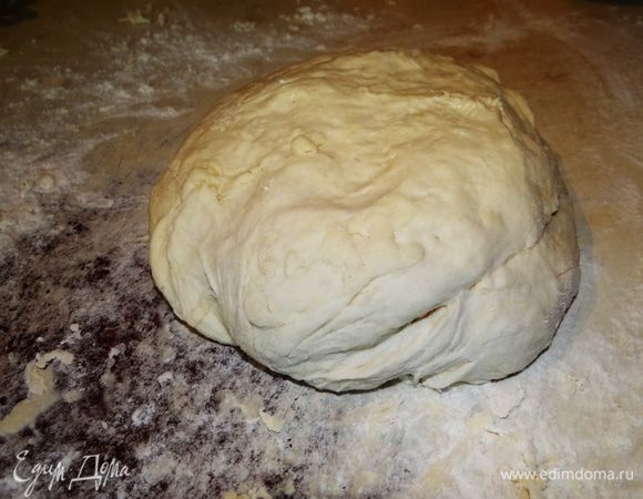 В теплой воде растворить дрожжи. Добавить 1-2 чайных ложки сахара и 3 столовых ложки муки. Оставить опару на минут 15-20.
Добавить к опаре масло, соль. Постепенно всыпая оставшуюся муку, замесить тесто. Оставить его подходить на 40 минут.