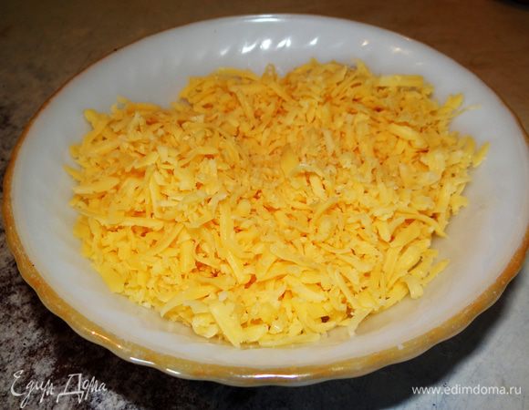Сыр (150г) натереть на терке. 